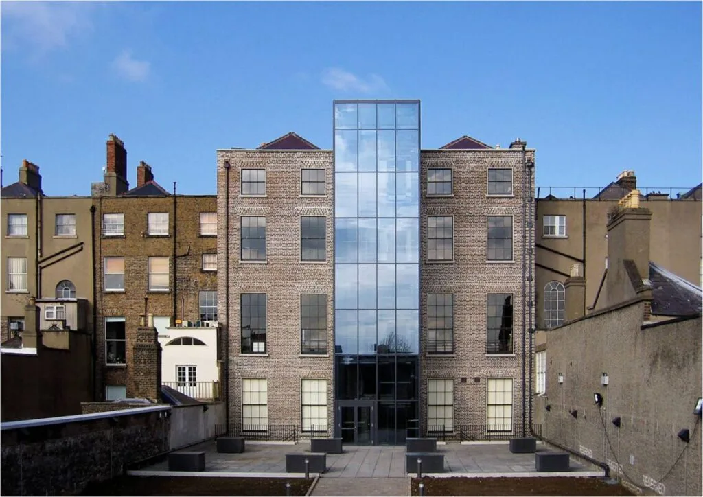 爱尔兰建筑档案馆引入 book2net A1 翻拍系统：实现高精度数字化转型