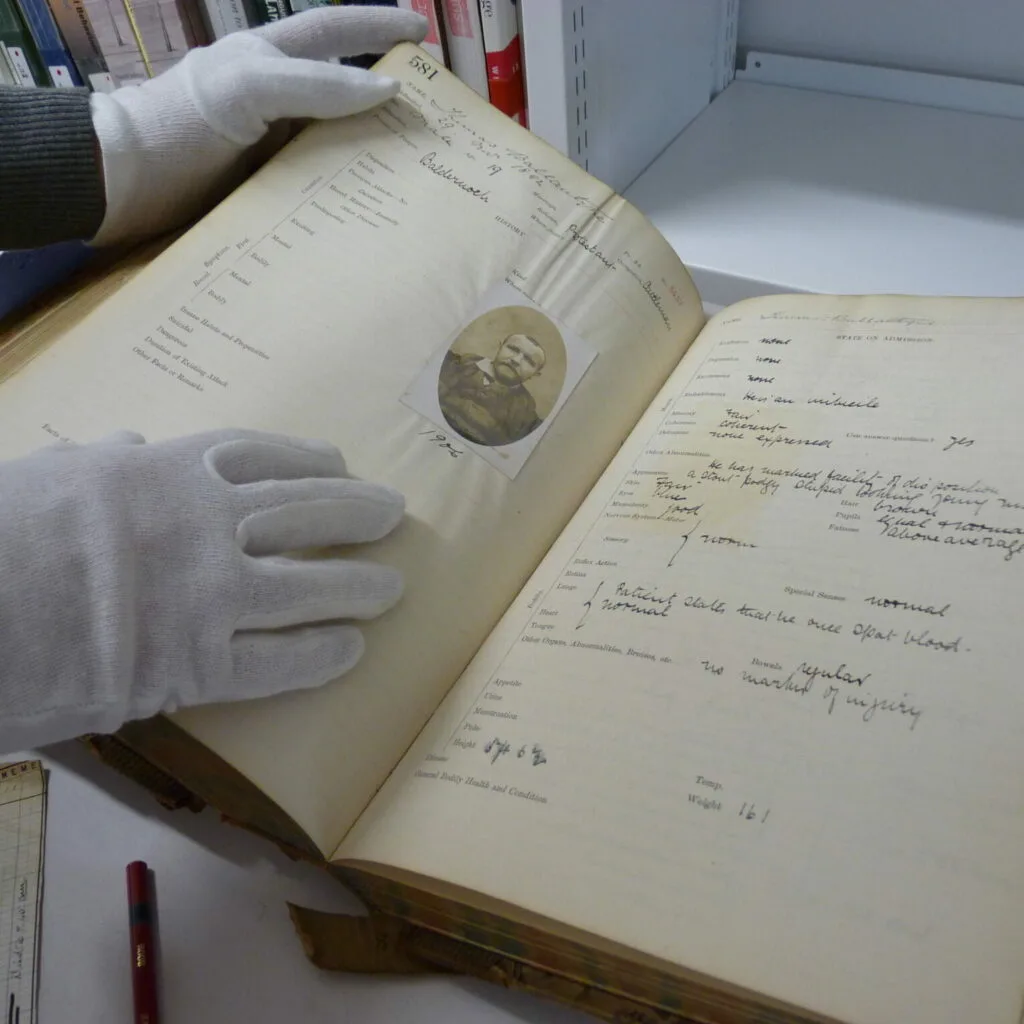 斯特林大学引入 Zeutschel ScanStudio A1：开启文化遗产数字化新篇章