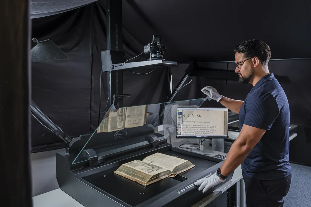 追求扫描极致：富士中画幅 GFX100S 助力 Zeutschel OS A 顶置式扫描仪实现卓越数字化