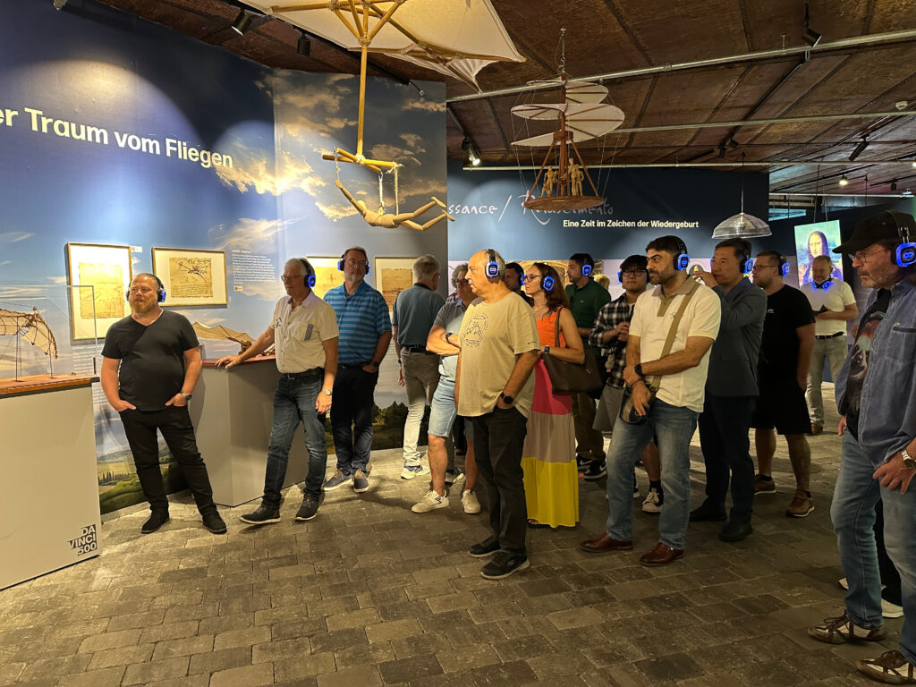 在Visiodrom投影表演前，团队观看了莱昂纳多·达·芬奇不可思议的发明模型