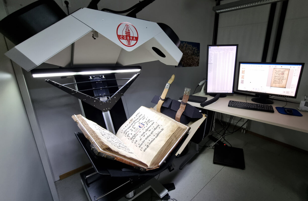 uniarchiv_digitalisierung_scanner_cobra_digitalisierungsstation book2net COBRA A1 als Teil einer Digitalisierungsstation in der UB Mainz, an der die Scans geprüft und nachbearbeitet werden. Foto/©: Larissa Arlt / UB Mainz
