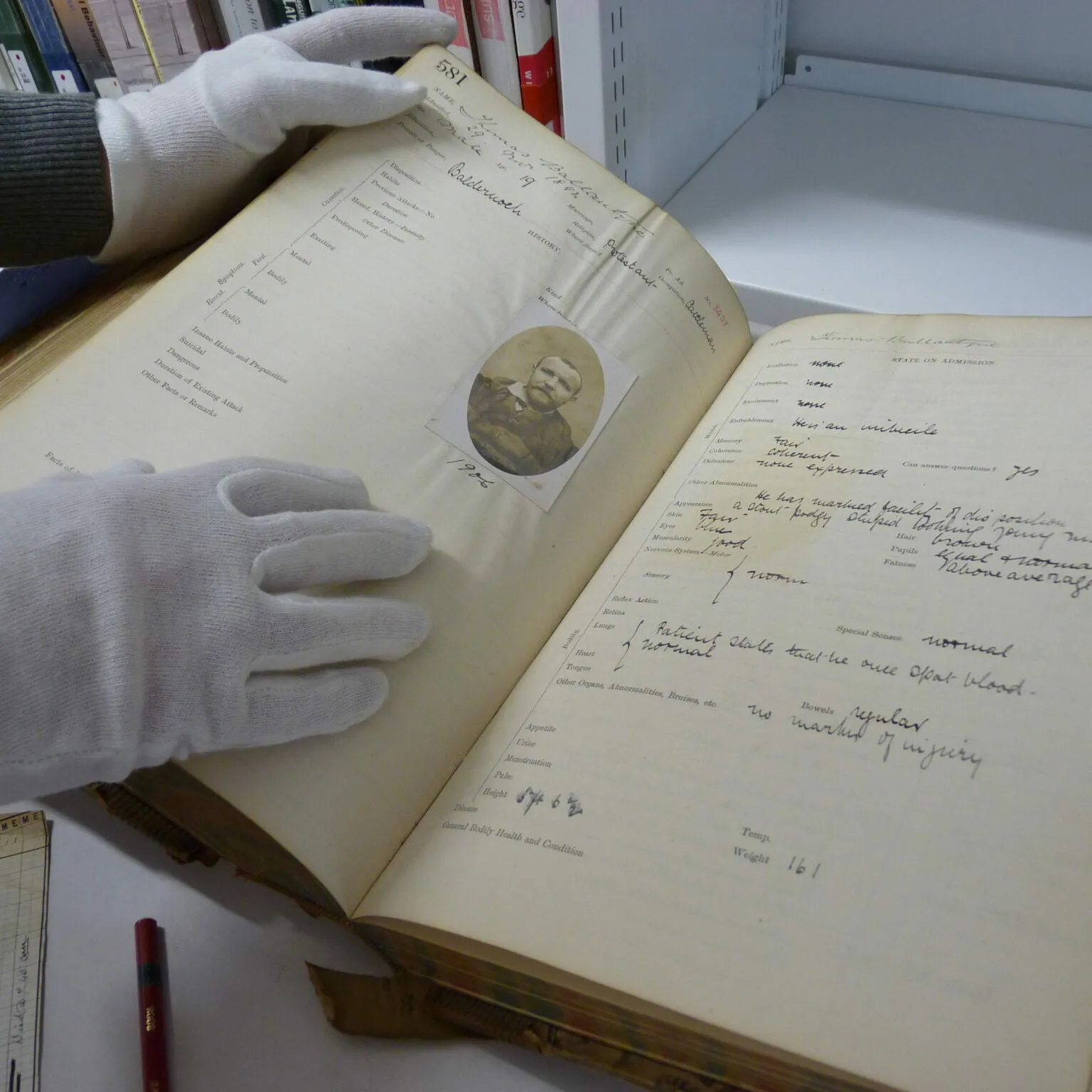 斯特灵大学引入的 Zeutschel ScanStudio A1 实拍图