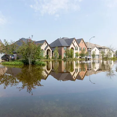 休斯顿市许可中心工作人员正在处理图纸