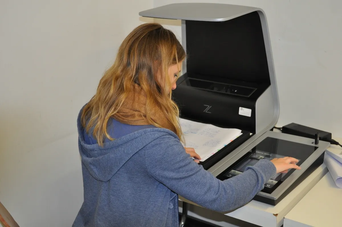 用户正在操作 Zeutschel zeta 扫描仪