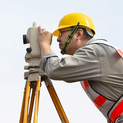 佩里县办公室工作人员正在整理土地测绘图纸