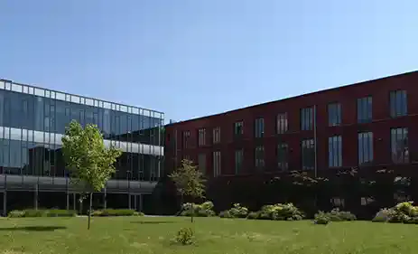 工作人员使用 V 型书托扫描装订档案