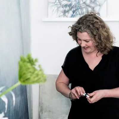 Sofie Børsting 正在展示其精细的艺术手稿