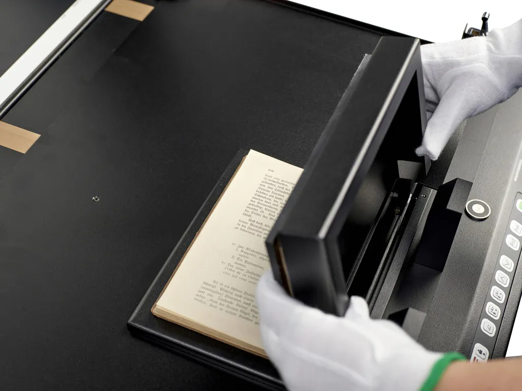 Zeutschel OS C2 搭载全新书架套件