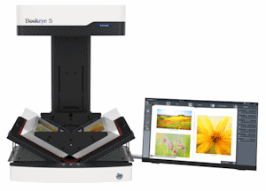 电动 V 型玻璃板正在轻柔地覆盖在书页上